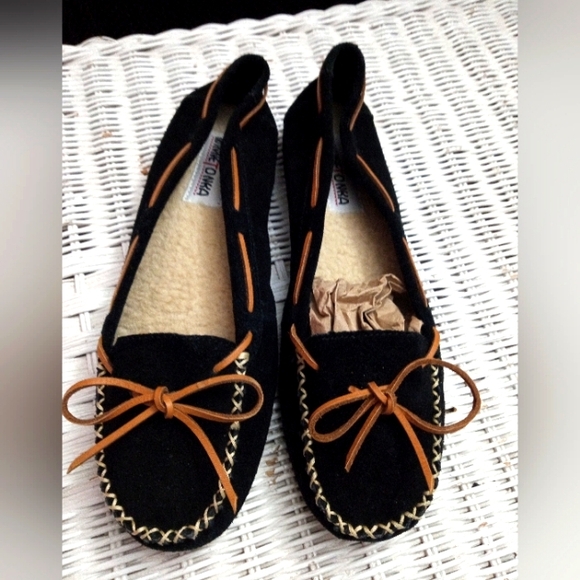 Womens Minnetonka Black Leather Suede Flat Shoes Wool Insole sz 10M - Picture 1 of 7